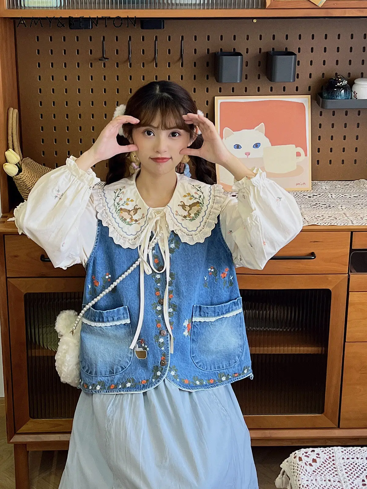 2026 Spring and Autumn New Forest Style Vintage Women's Light Blue Washed Colorful Floral Embroidery Casual Denim Vest
2026 Spring and Autumn New Forest Style Vintage Women's Light Blue Washed Colorful Floral Embroidery Casual Denim Vest