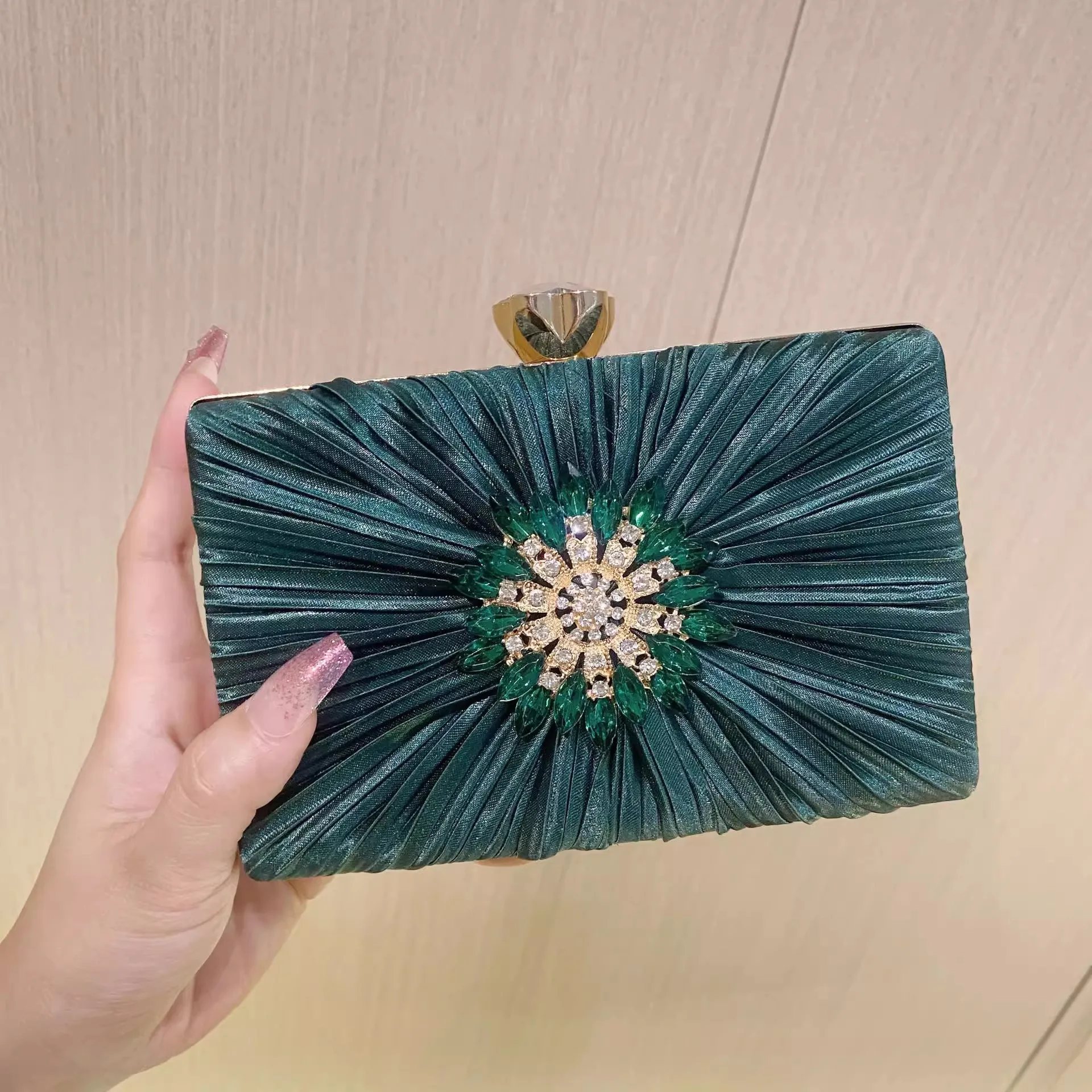 Luxury Crystal Rhinestones Diamond Clutch Purse Pleated Satin Square Bag Fashion Women's Handbag Evening Bag Female Shoulder Bag
Luxury Crystal Rhinestones Diamond Clutch Purse Pleated Satin Square Bag Fashion Women's Handbag Evening Bag Female Shoulder Bag