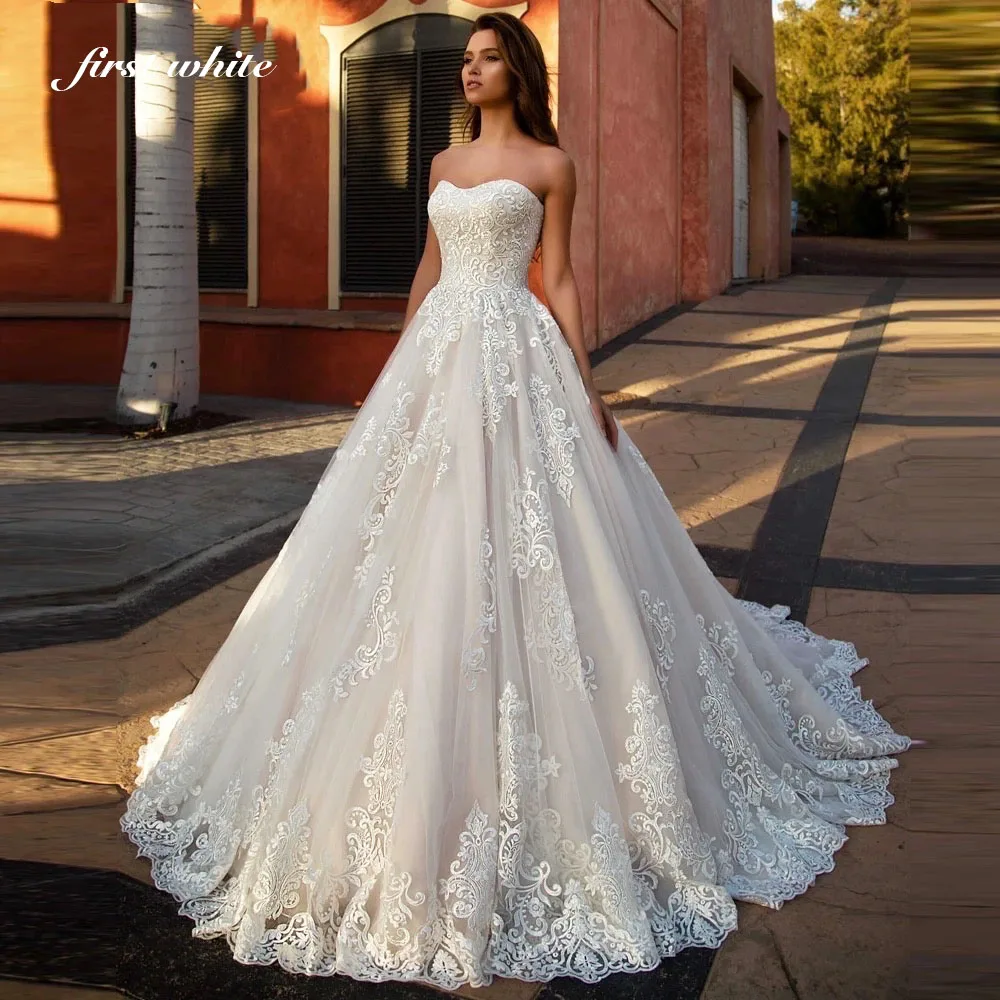 Firstwhite Elegant Strapless Lace Appliques Wedding Dresses Sleeveless Customized Ball Gown Bridal Gowns Vintage for Women
Firstwhite Elegant Strapless Lace Appliques Wedding Dresses Sleeveless Customized Ball Gown Bridal Gowns Vintage for Women