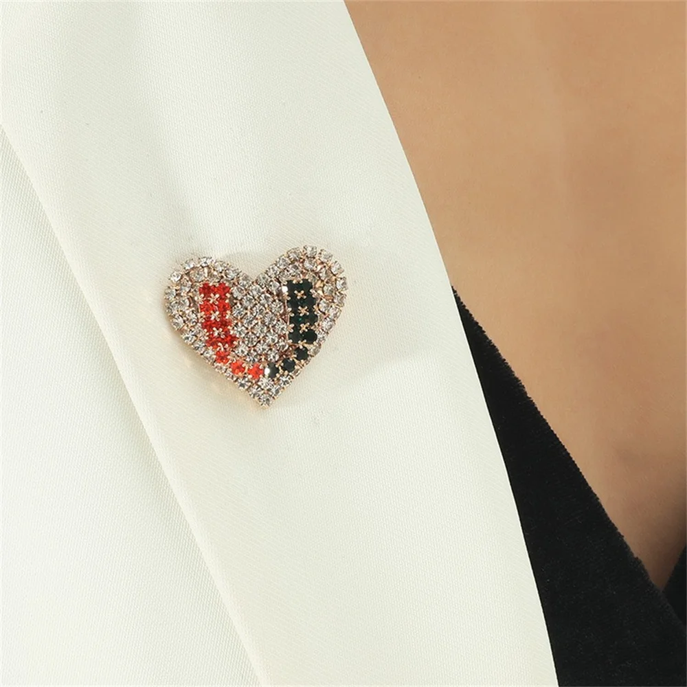 Exquisite CZ Heart-Shaped U Letter Women's Brooch Fashion Luxury Zircon Metal Pins Heart Brooch Woman Women Jewelry Accessories
Exquisite CZ Heart-Shaped U Letter Women's Brooch Fashion Luxury Zircon Metal Pins Heart Brooch Woman Women Jewelry Accessories