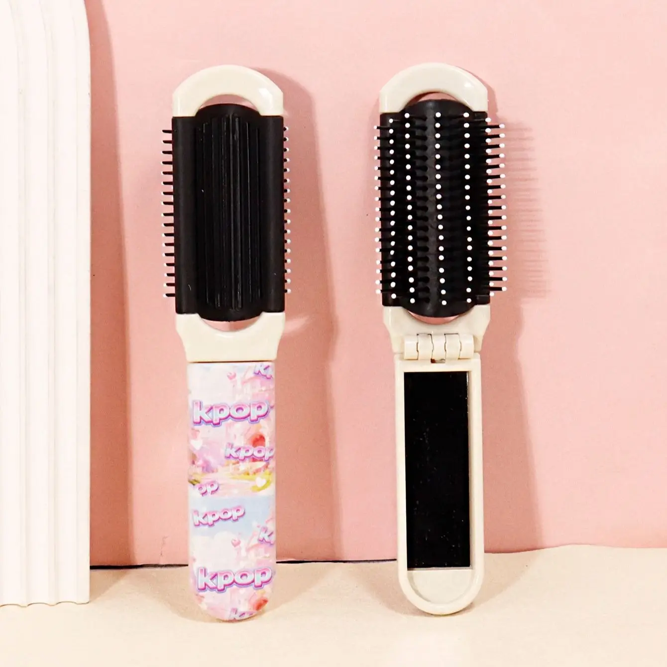 Cute style K-POP themed printed comb,foldable with mirror, suitable for travel and daily care Special for real hair wigs
Cute style K-POP themed printed comb,foldable with mirror, suitable for travel and daily care Special for real hair wigs