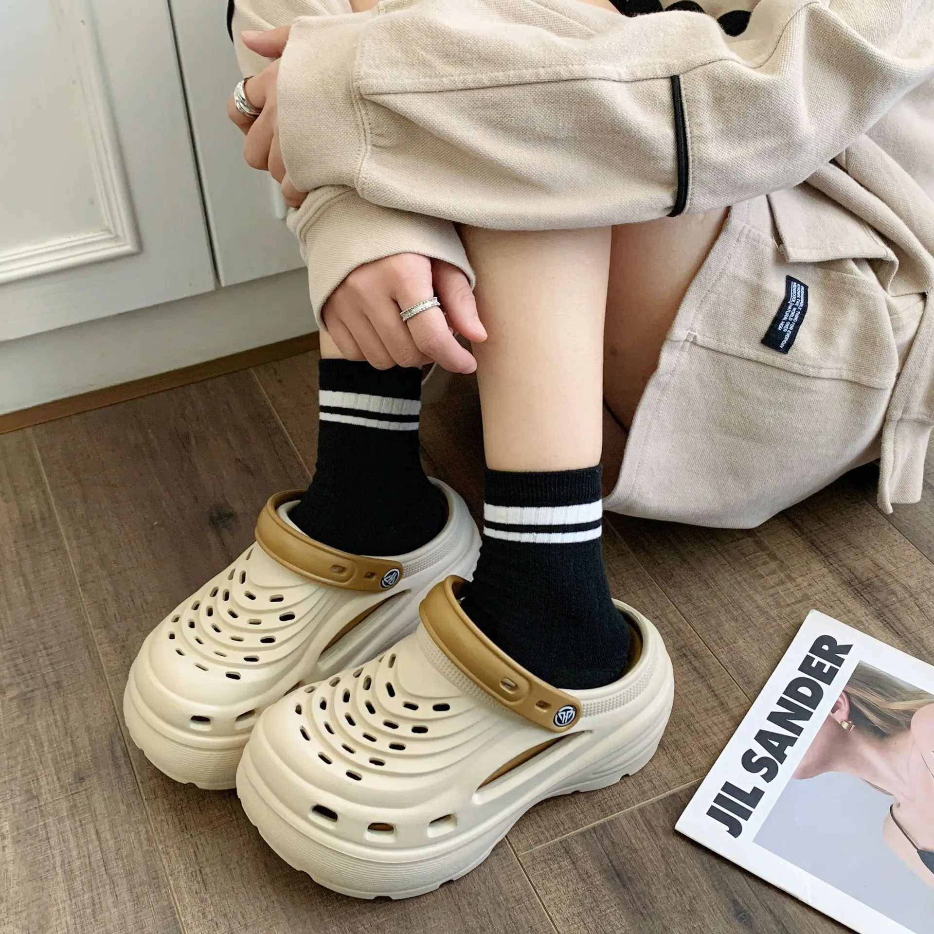 New 2025 Summer Clogs Outdoor Waterproof Platform Women Slippers Beach Slides Thick Sole Massage Insole Ladies Designer Sandals
New 2025 Summer Clogs Outdoor Waterproof Platform Women Slippers Beach Slides Thick Sole Massage Insole Ladies Designer Sandals