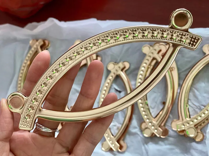 Metal Clasp Purse Frame Handbag Replace Handle Buckle DIY Bag Hook Hardware Accessories
Metal Clasp Purse Frame Handbag Replace Handle Buckle DIY Bag Hook Hardware Accessories