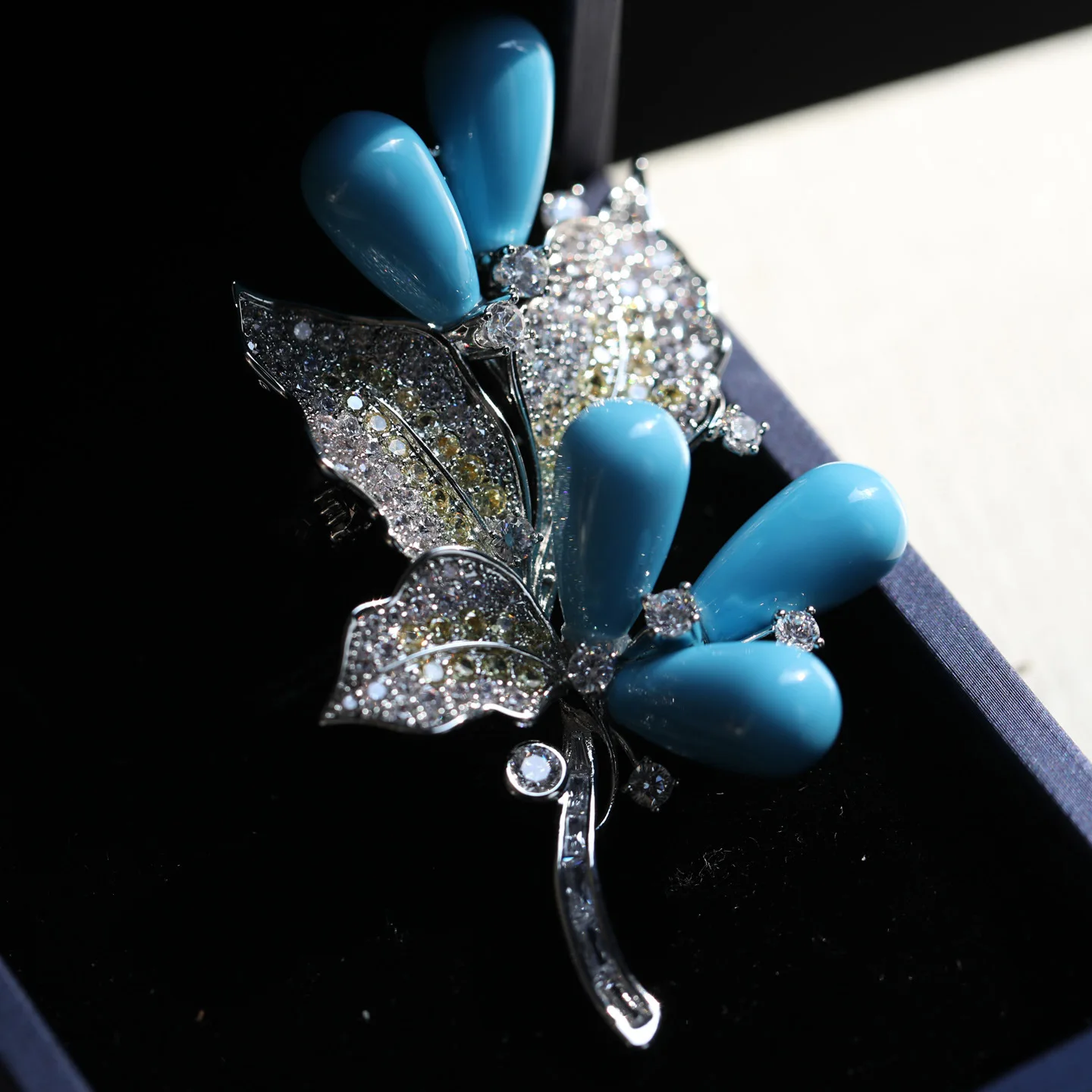 Elegant Turquoise Bouquet Brooch High-End Light Luxury Women's Lapel Pin
Elegant Turquoise Bouquet Brooch High-End Light Luxury Women's Lapel Pin