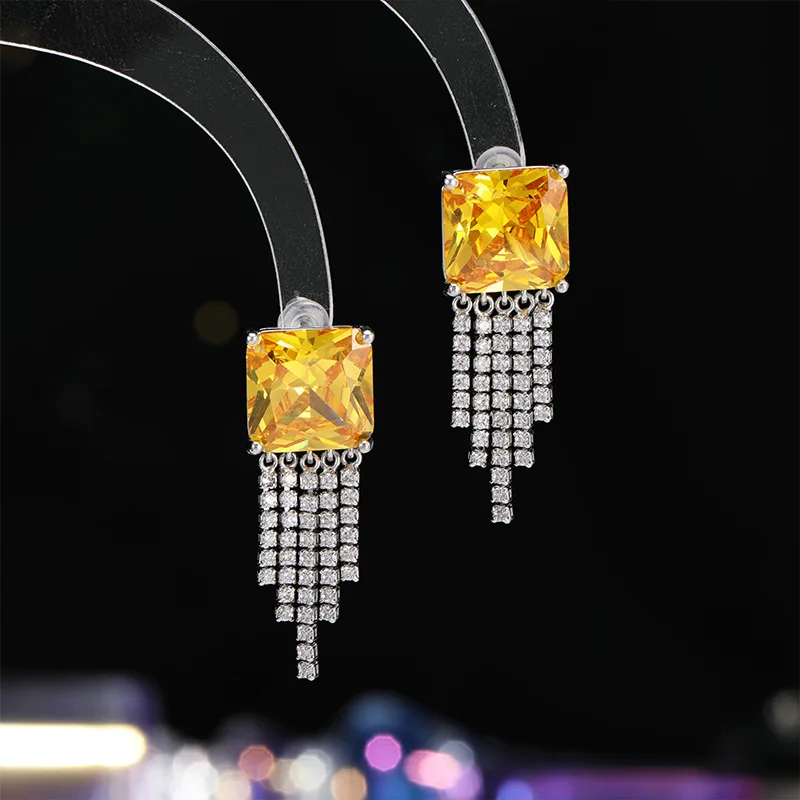 High-end and grand French niche square tassel earrings, elegant earrings with a light and luxurious princess style
High-end and grand French niche square tassel earrings, elegant earrings with a light and luxurious princess style