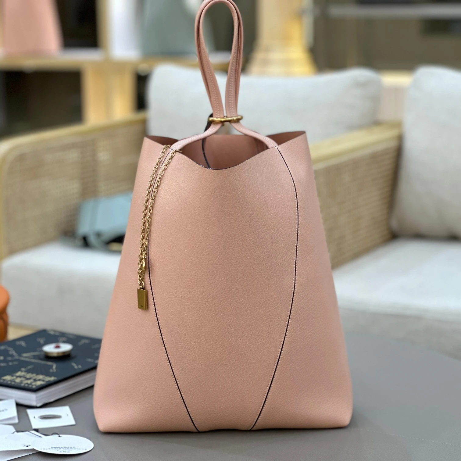 2026 New Designer Handbag Luxury Brand Bag Daily Commuting Bags for Women Large Capacity Shoulder Shopper Tote Bag
2026 New Designer Handbag Luxury Brand Bag Daily Commuting Bags for Women Large Capacity Shoulder Shopper Tote Bag