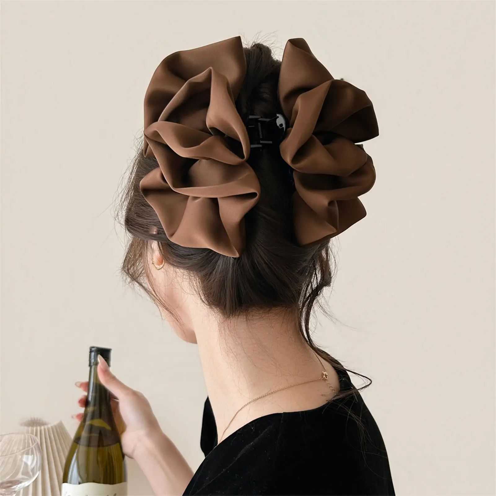 Elegant Shark Clip Cloud Bubble Hair Accessory for Daily Wear Satin Finish Korean Style Large Claw Grip for Long Hair
Elegant Shark Clip Cloud Bubble Hair Accessory for Daily Wear Satin Finish Korean Style Large Claw Grip for Long Hair