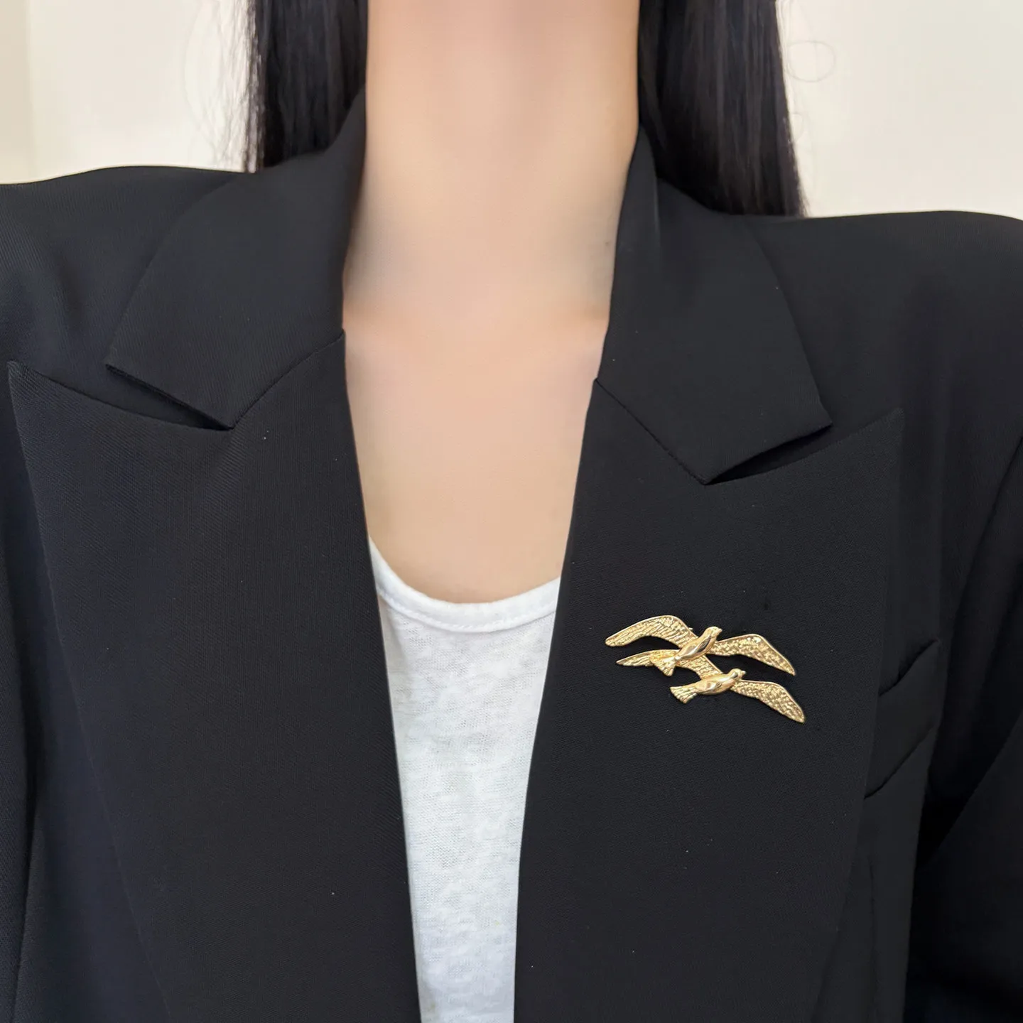 Vintage Gold Swallow Bird Brooch For Women Artistic Lapel Pin Luxury Suit Coat Accessories
Vintage Gold Swallow Bird Brooch For Women Artistic Lapel Pin Luxury Suit Coat Accessories