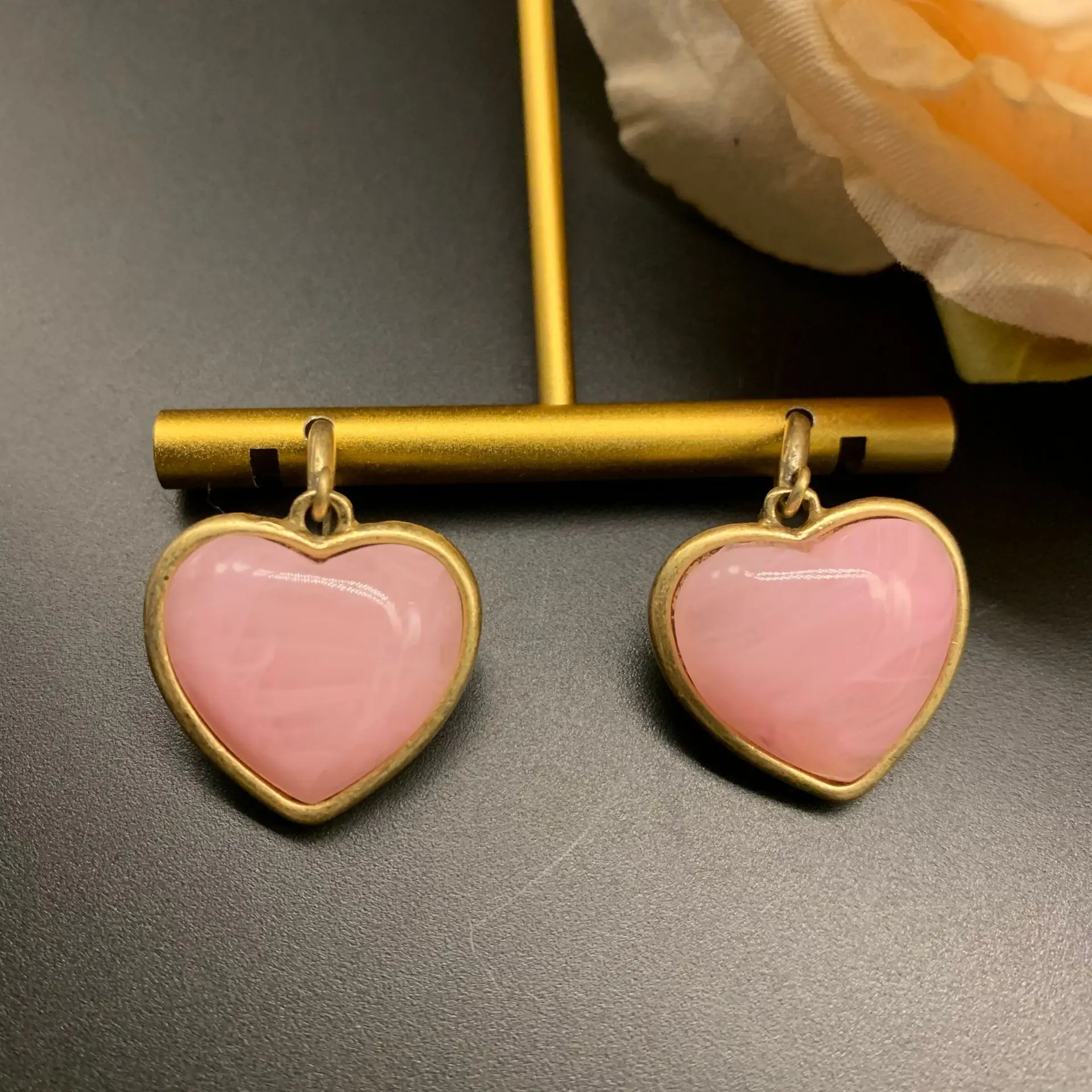 European and American retro style, simple and elegant temperament, popular earrings
European and American retro style, simple and elegant temperament, popular earrings