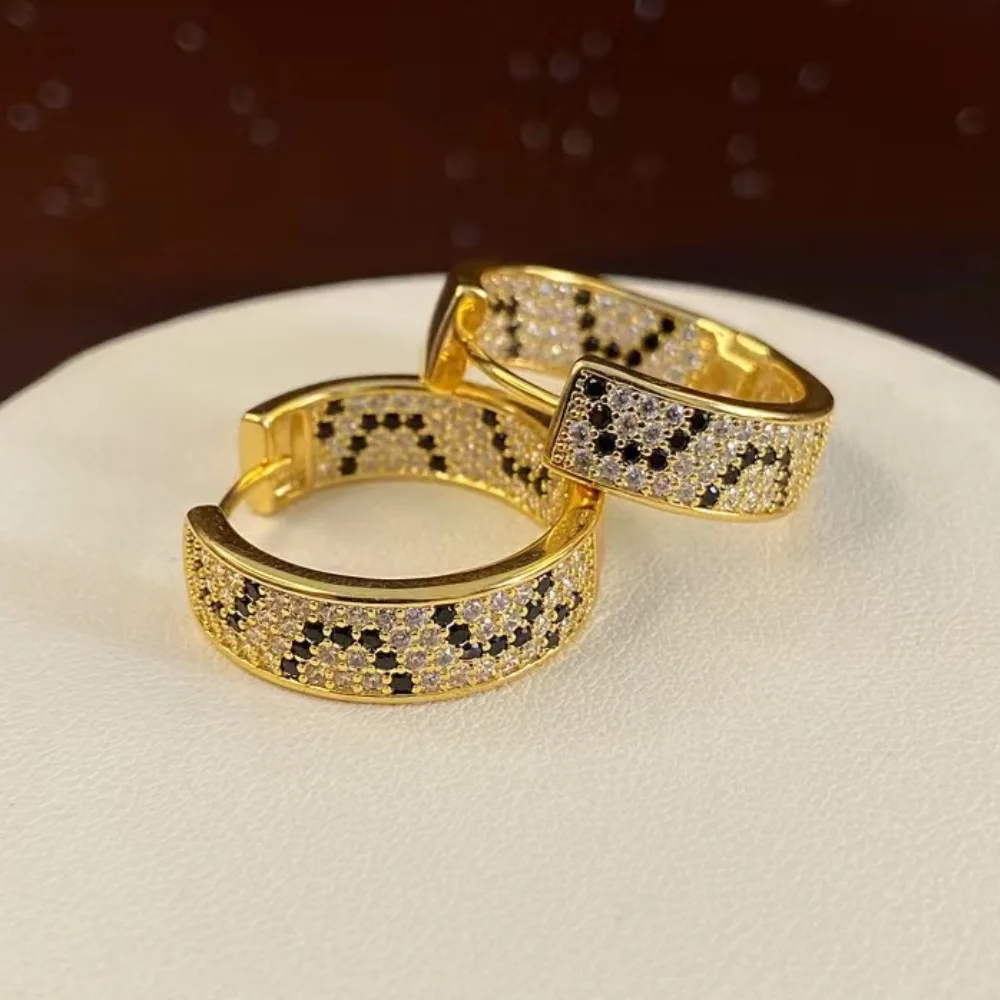 Retro leopard print earrings. Round metal inlaid mixed color synthetic zircon, classic high-end design women's round earrings.
Retro leopard print earrings. Round metal inlaid mixed color synthetic zircon, classic high-end design women's round earrings.