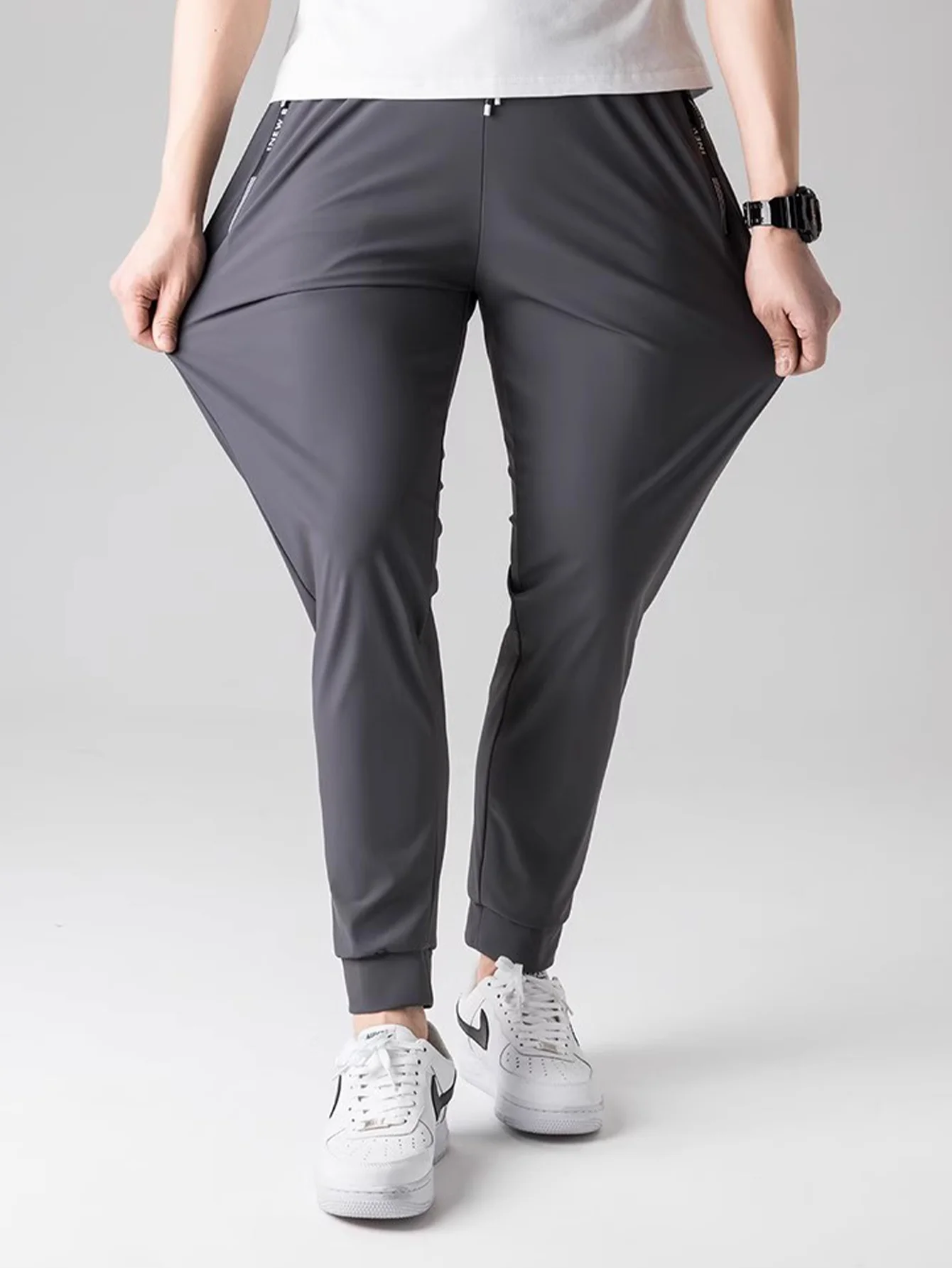 Дышащие мужские спортивные брюки больших размеров из легкого ледяного шелка для повседневной носки, быстросохнущие джоггеры, спортивные штаны
Дышащие мужские спортивные брюки больших размеров из легкого ледяного шелка для повседневной носки, быстросохнущие джоггеры, спортивные штаны