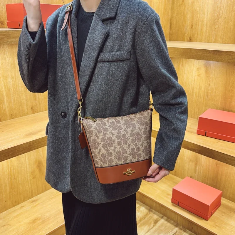 Classic Fashionable High-End Diaper Bag A Minimalist Vintage Leather Shoulder Tote For The Chic Luxury Commuter
Classic Fashionable High-End Diaper Bag A Minimalist Vintage Leather Shoulder Tote For The Chic Luxury Commuter