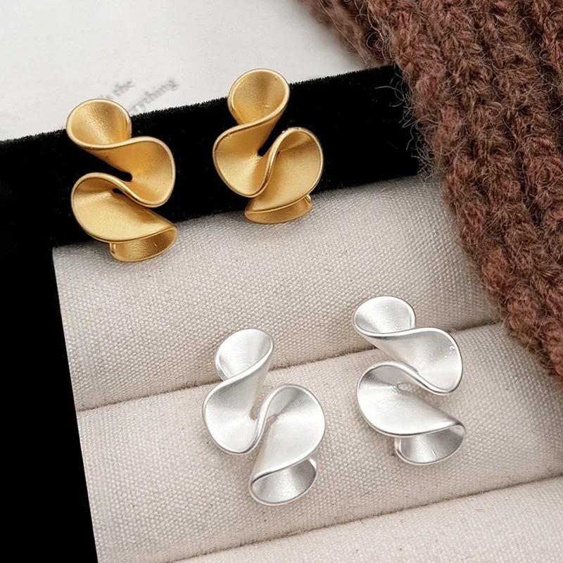 925 Sterling Silver 18K Gold Twisted Flower Stud Earring for Women Minimalist Personality Fine Jewelry Trendy Accessory
925 Sterling Silver 18K Gold Twisted Flower Stud Earring for Women Minimalist Personality Fine Jewelry Trendy Accessory