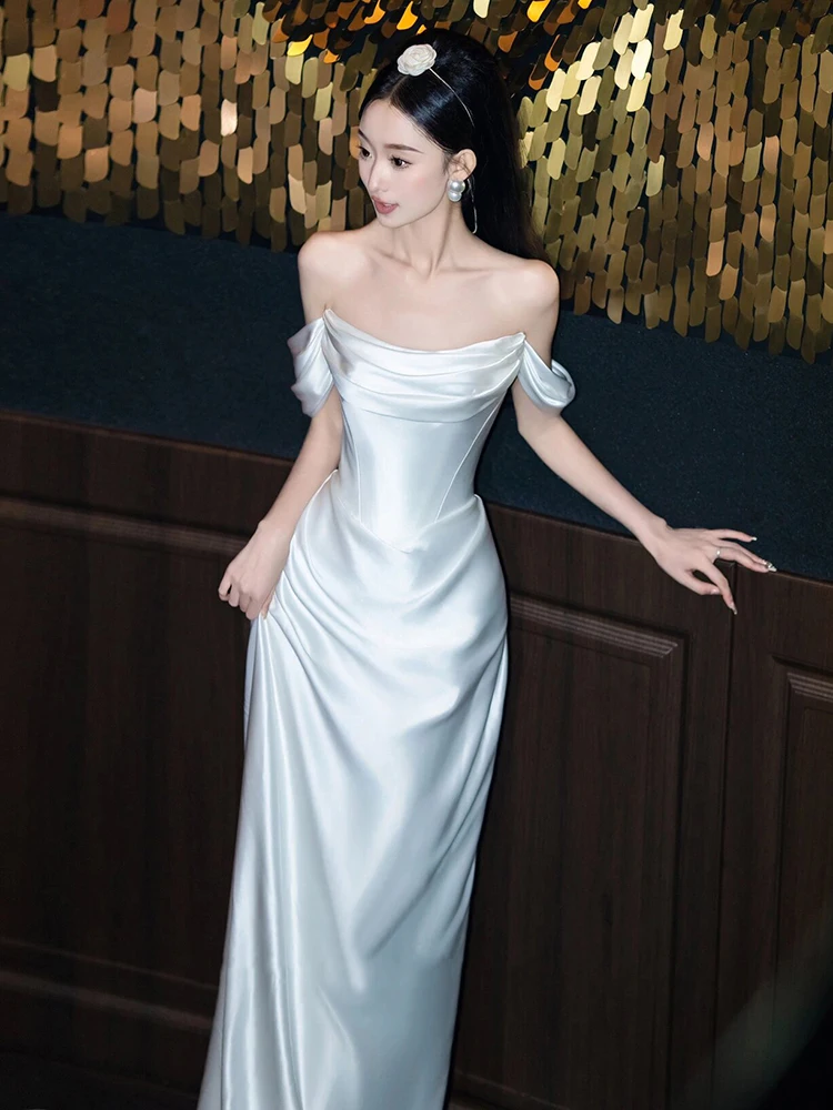 Свадебное платье Ele One-Shoulder из мягкого атласа фасона «русалка» с вуалью для выездной церемонии
Свадебное платье Ele One-Shoulder из мягкого атласа фасона «русалка» с вуалью для выездной церемонии