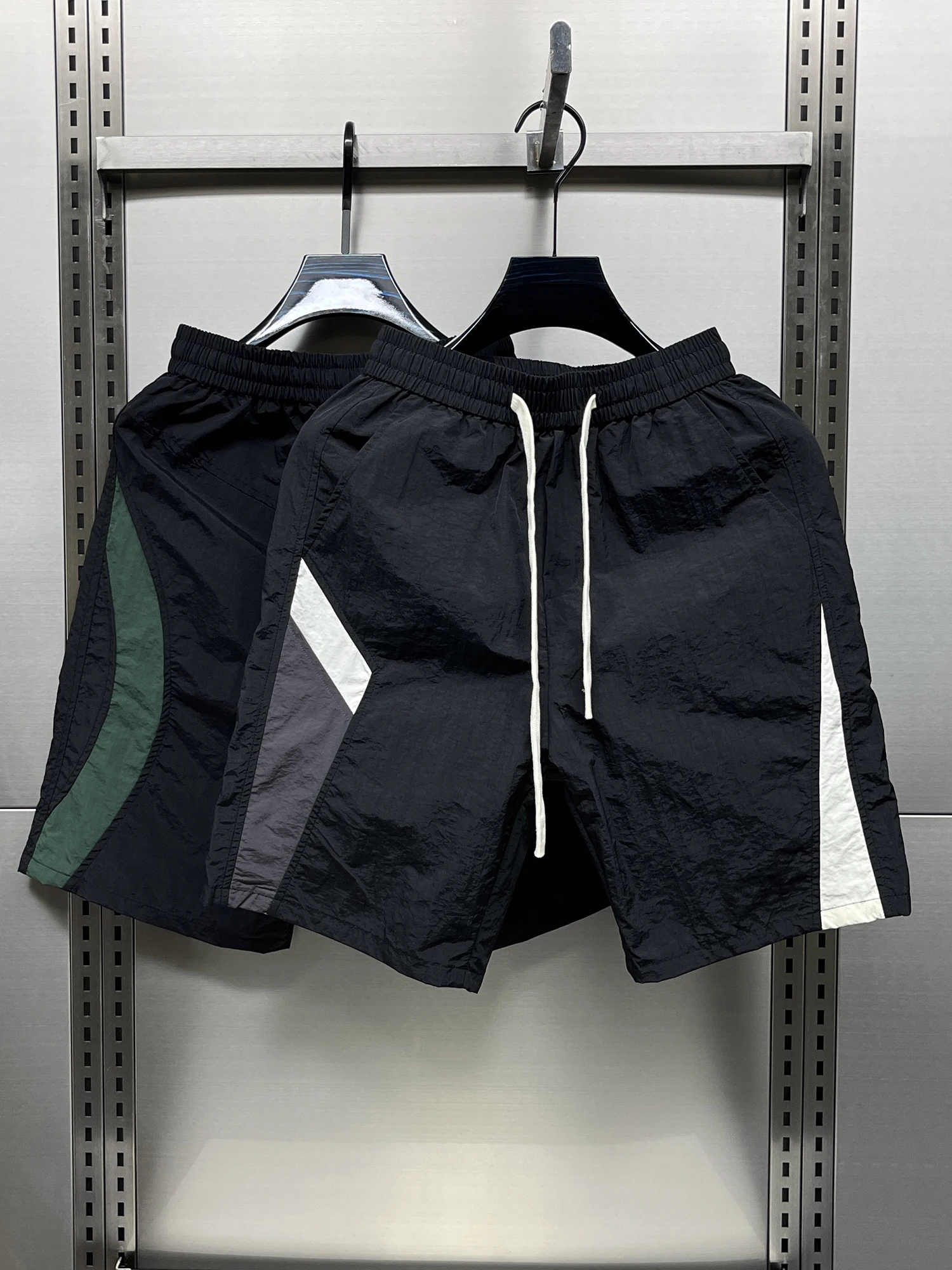 Летние новые быстросохнущие свободные пляжные брюки для молодежи, модные тонкие спортивные шорты с лоскутным дизайном, повседневные шорты в полоску
Летние новые быстросохнущие свободные пляжные брюки для молодежи, модные тонкие спортивные шорты с лоскутным дизайном, повседневные шорты в полоску