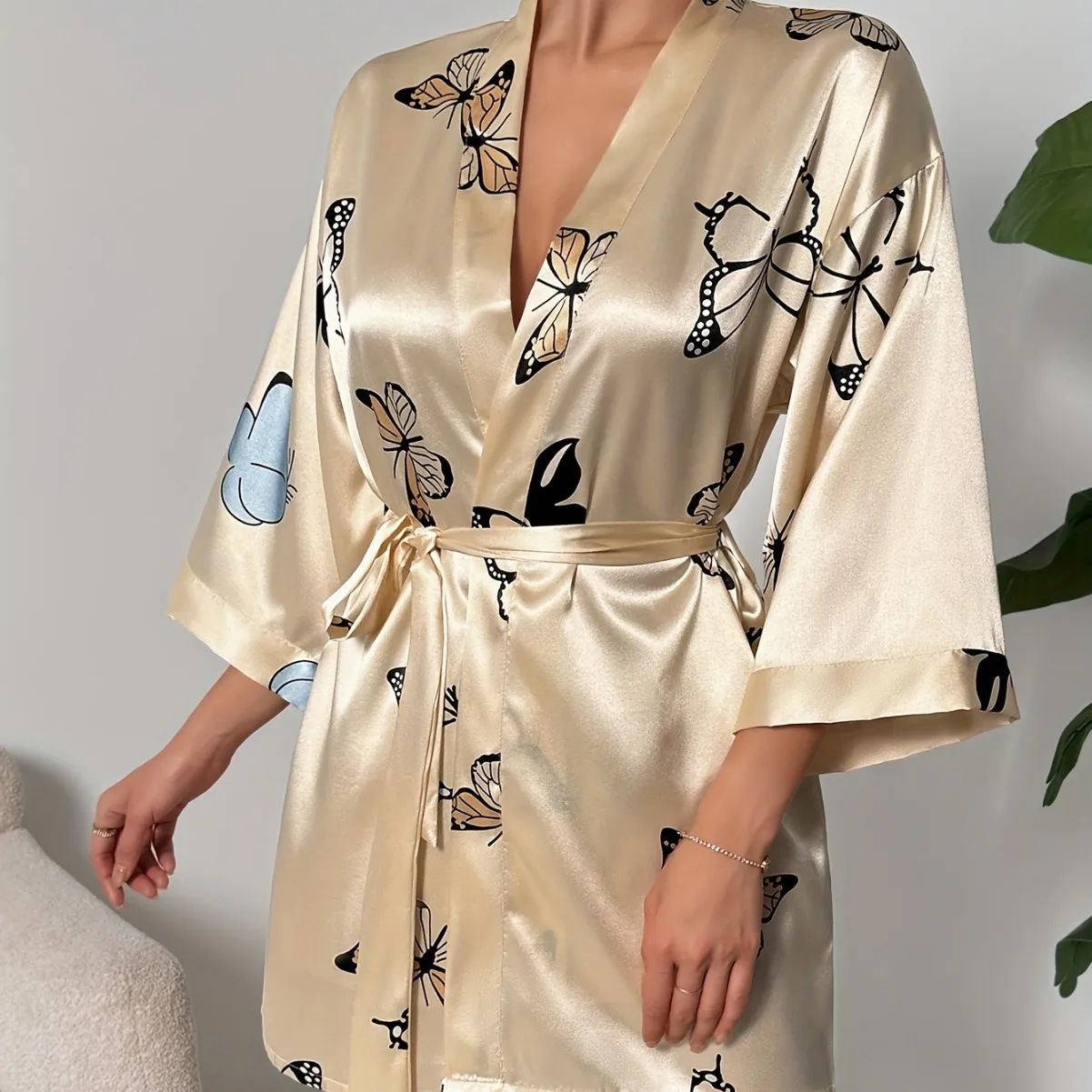 Соблазнительная ночная сорочка из искусственного шелка для домашнего ношения
Соблазнительная ночная сорочка из искусственного шелка для домашнего ношения