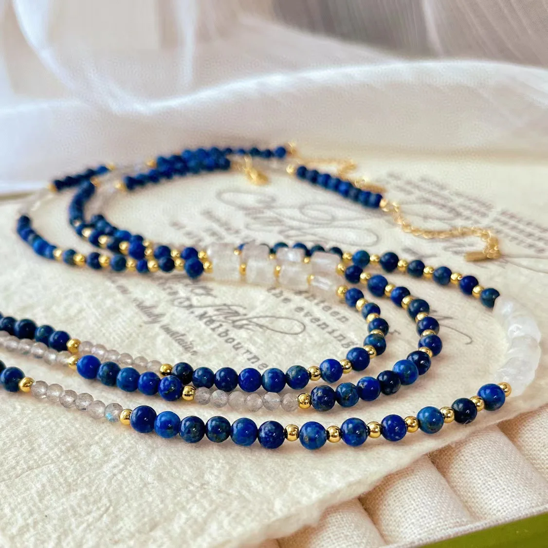 New retro natural lapis lazuli white crystal sugar cube gray moonstone contrasting color collarbone chain atmosphere necklace
New retro natural lapis lazuli white crystal sugar cube gray moonstone contrasting color collarbone chain atmosphere necklace