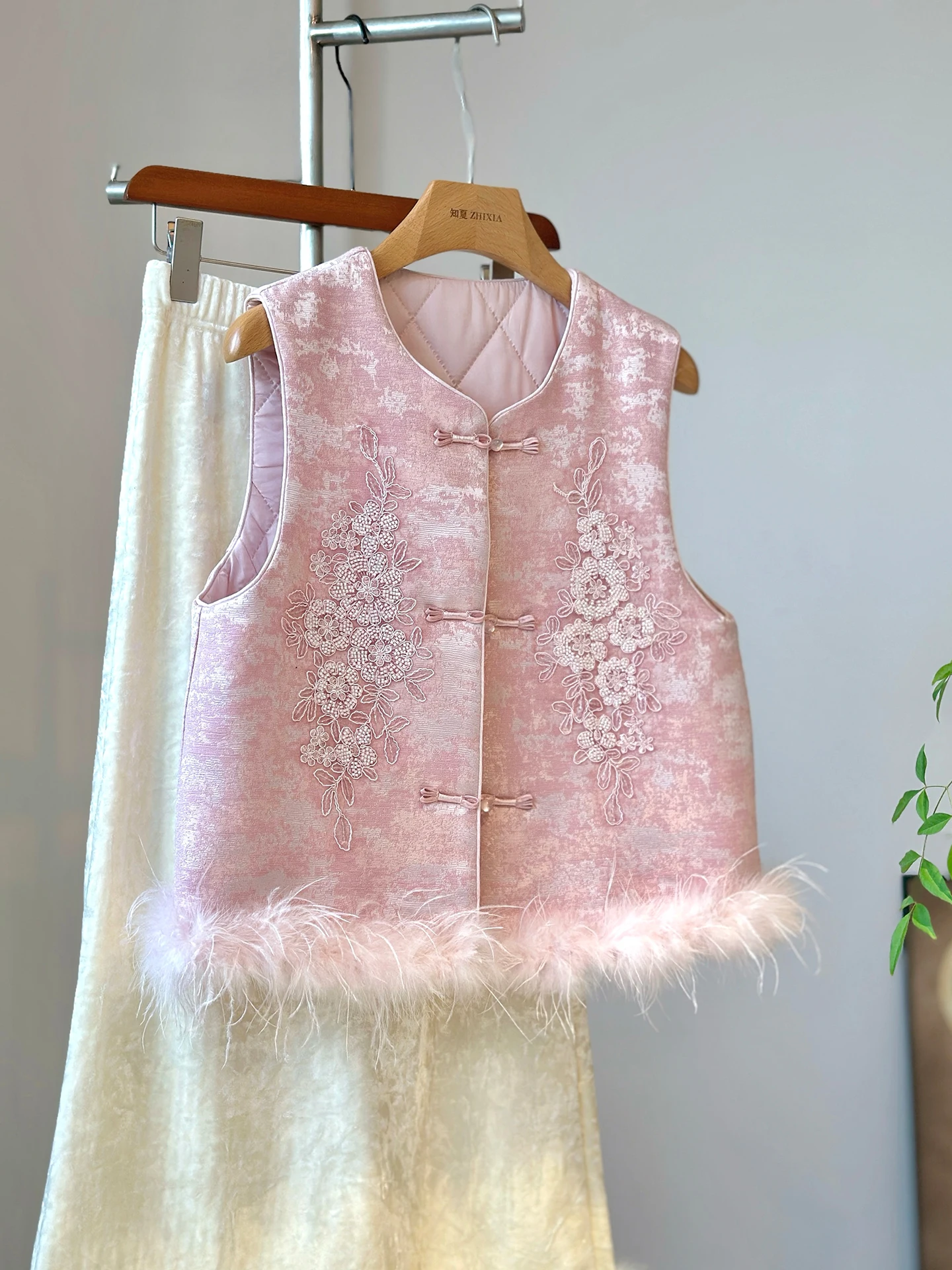 Beautiful Pink New Chinese Style Quilted with Embroidery Vest Fall and Winter Outer Wear High-End National
Beautiful Pink New Chinese Style Quilted with Embroidery Vest Fall and Winter Outer Wear High-End National