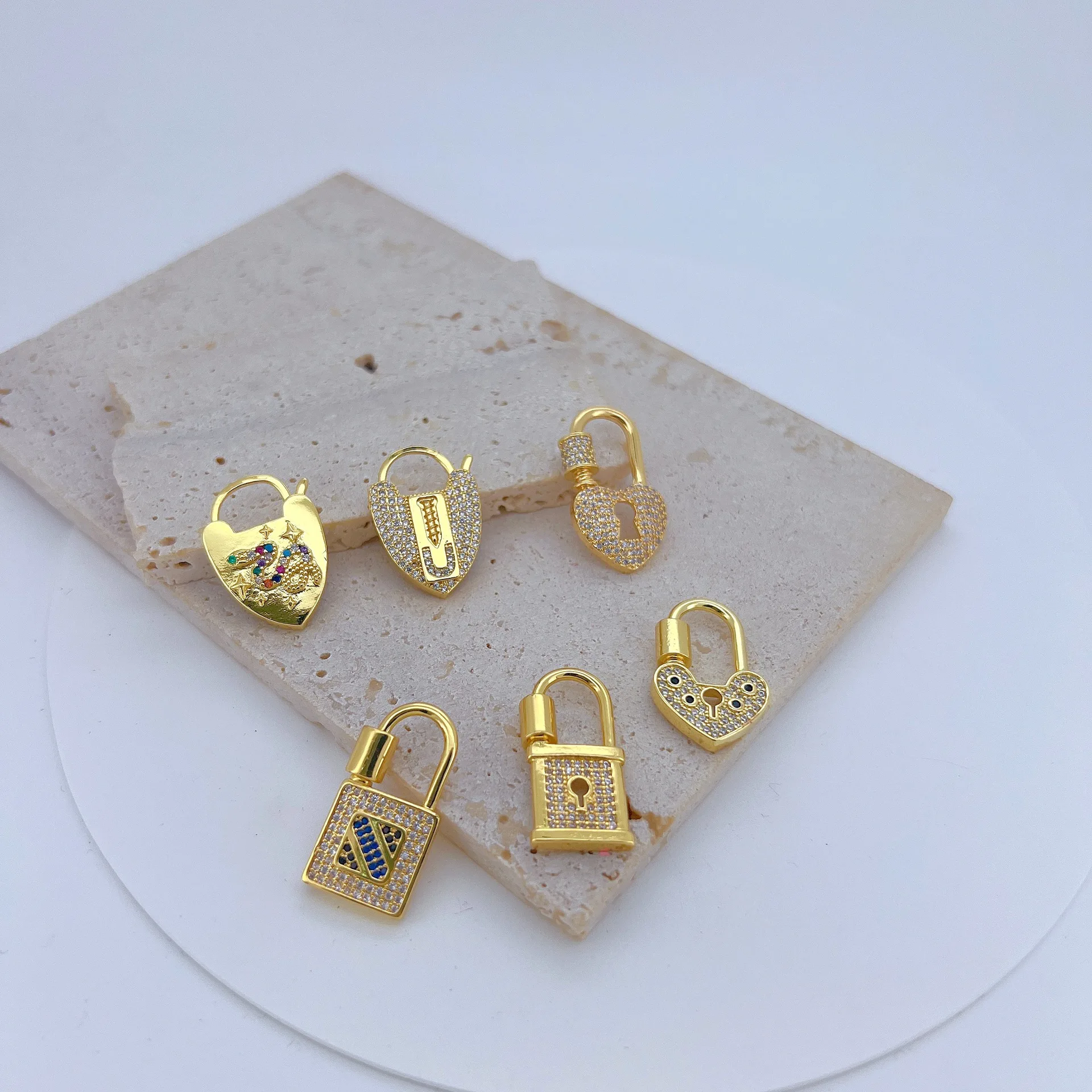 5pcs Peach heart heart-shaped lock screw buckle DIY copper micro inlaid zircon jewelry accessory buckle
5pcs Peach heart heart-shaped lock screw buckle DIY copper micro inlaid zircon jewelry accessory buckle