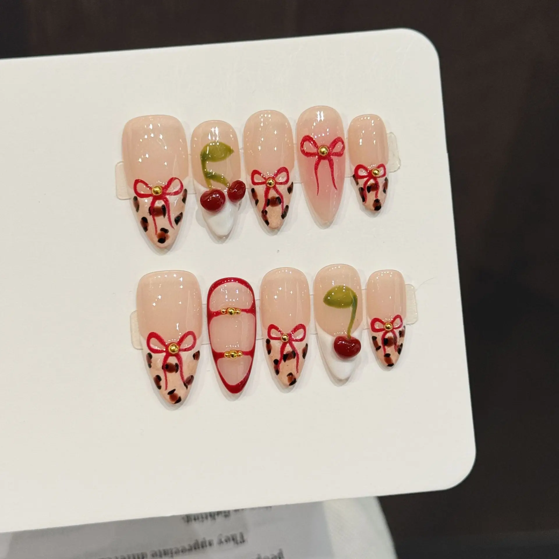 10PCS Y2k French Style Press on Nails with Handmade 3D Cherry Bow Sweet Cool Leopard Print Almond False Nails Wearable Nails
10PCS Y2k French Style Press on Nails with Handmade 3D Cherry Bow Sweet Cool Leopard Print Almond False Nails Wearable Nails