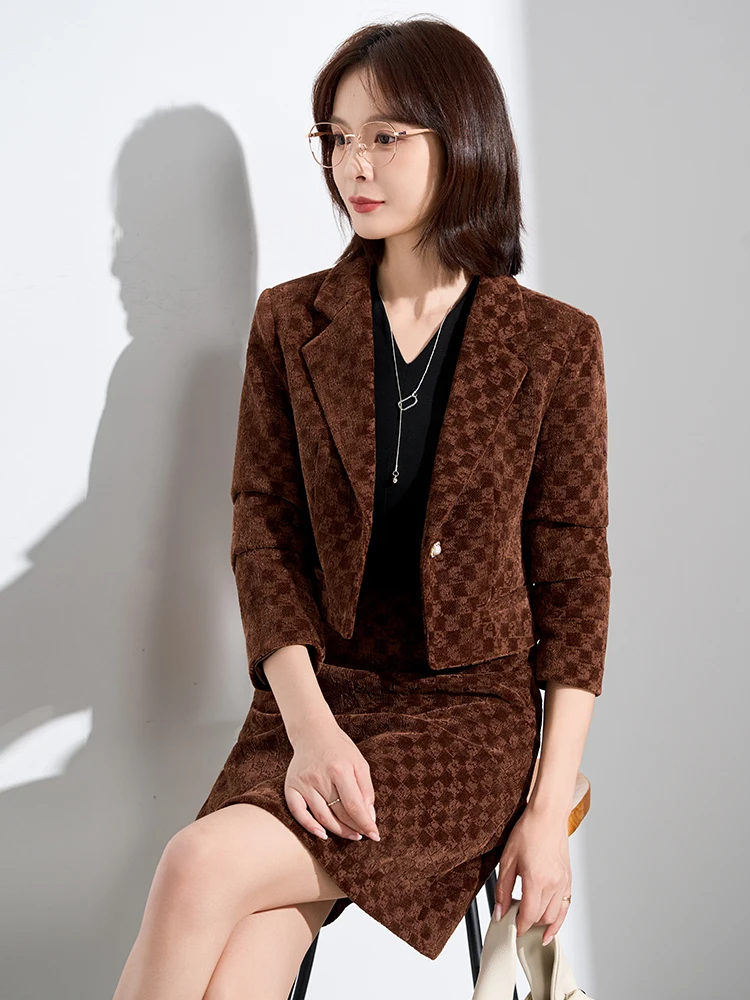 Элегантный женский деловой костюм: модный пиджак и брюки для повседневной носки и работы
Элегантный женский деловой костюм: модный пиджак и брюки для повседневной носки и работы