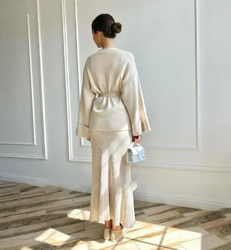 Autumn and Winter 2025 V-Neck Lace Up Long Sleeved Jacket and Elegant High Waisted Skirt Set for Women, Slim Fit Knit Set
Autumn and Winter 2025 V-Neck Lace Up Long Sleeved Jacket and Elegant High Waisted Skirt Set for Women, Slim Fit Knit Set