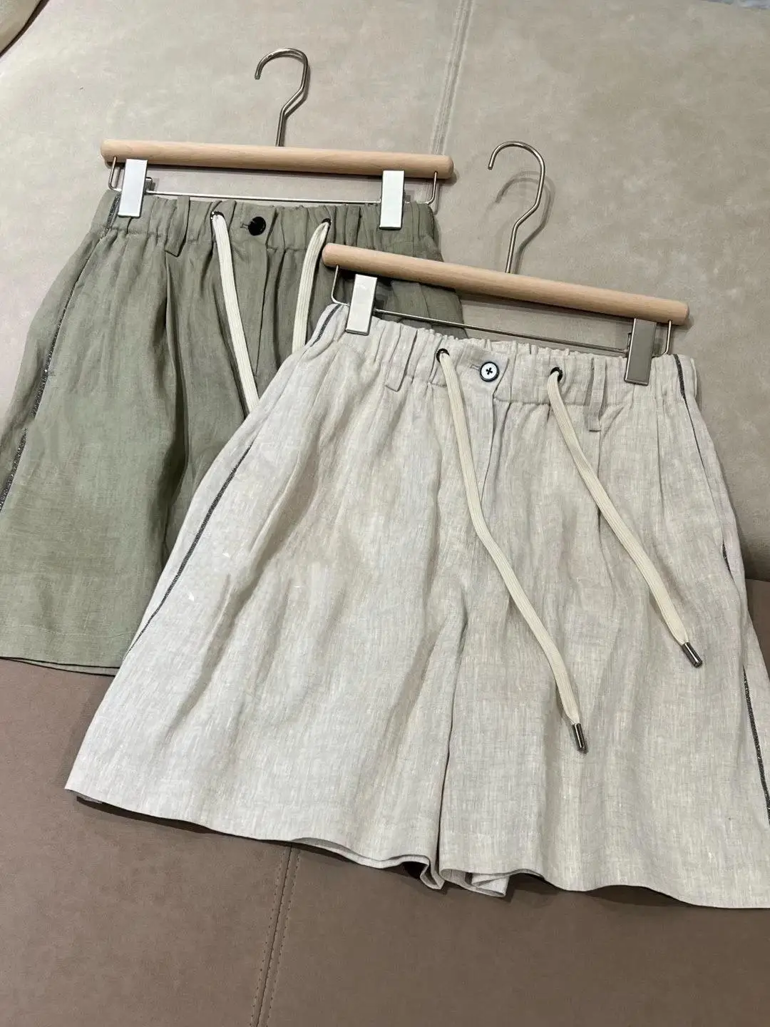 Casual versatile 100% linen wide leg elastic waistband drawstring shorts
Casual versatile 100% linen wide leg elastic waistband drawstring shorts