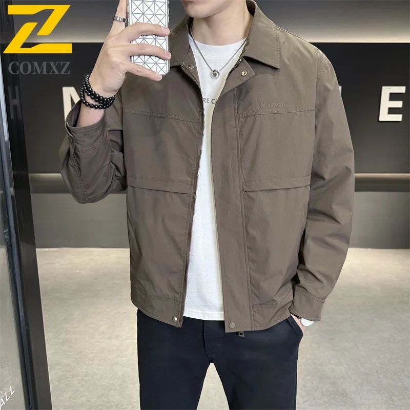 COMXZ Мужская куртка Классический отложной воротник Открытая работа Ветрозащитное пальто Повседневное украшение на молнии Прочная весенне-осенняя одежда
COMXZ Мужская куртка Классический отложной воротник Открытая работа Ветрозащитное пальто Повседневное украшение на молнии Прочная весенне-осенняя одежда