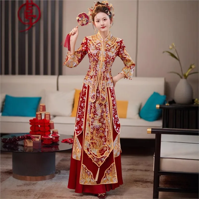 The wedding dress of dragon and phoenix gown a Chinese-style toasting costume with Five Blessings for ceremony
The wedding dress of dragon and phoenix gown a Chinese-style toasting costume with Five Blessings for ceremony