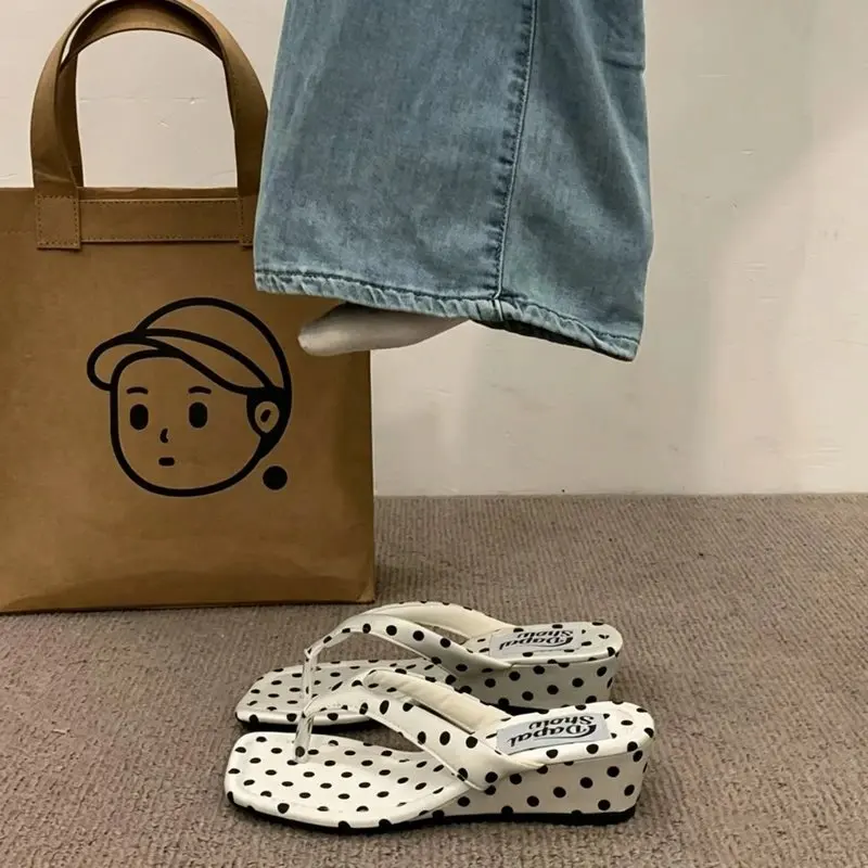 French Style Polka Dot Wedge Sandals Women's Outdoor Summer Casual Holiday Flip Flops Anti-Slip Comfortable PU Material
French Style Polka Dot Wedge Sandals Women's Outdoor Summer Casual Holiday Flip Flops Anti-Slip Comfortable PU Material