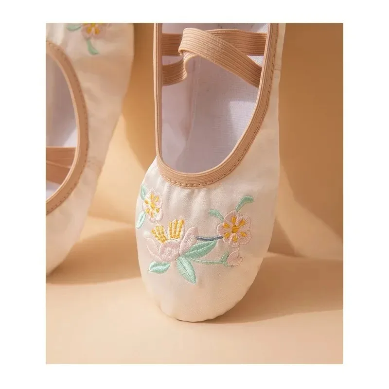 No Lace Hanfu Style Kids Ballet Shoes Soft Sole Dance Slippers Girls Toddler Footwear for Dance Performance Daily Training Stage
No Lace Hanfu Style Kids Ballet Shoes Soft Sole Dance Slippers Girls Toddler Footwear for Dance Performance Daily Training Stage