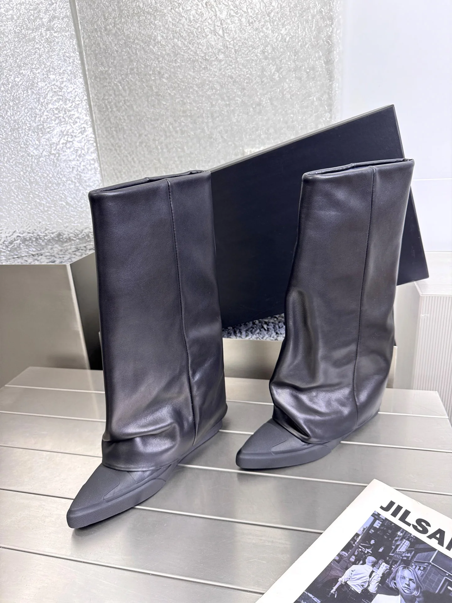 Women's leather lazy waist knee high boots with pointed flat toe, fashionable casual day boots, fashionable medium length shoes
Women's leather lazy waist knee high boots with pointed flat toe, fashionable casual day boots, fashionable medium length shoes