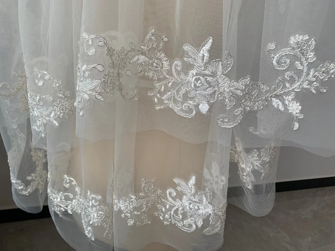 Flower Lace Edged Appliques Veil with Comb 2 Tier Veil Elbow Length Wedding Bride Accessorie
Flower Lace Edged Appliques Veil with Comb 2 Tier Veil Elbow Length Wedding Bride Accessorie