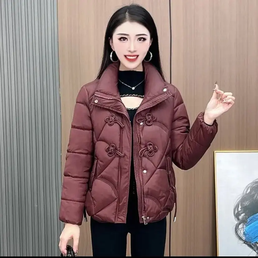 Утепленная зимняя новая женская хлопковая куртка с воротником-стойкой, на пуговицах, с подкладкой, модная теплая верхняя одежда малого размера
Утепленная зимняя новая женская хлопковая куртка с воротником-стойкой, на пуговицах, с подкладкой, модная теплая верхняя одежда малого размера