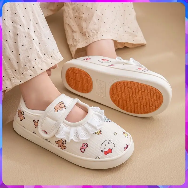 Домашние тапочки Sanrio Hello Kitty Y2K, весенняя обувь, уличная обувь с мягкой подошвой, противоскользящие туфли на плоской подошве, повседневные удобные домашние тапочки, новинка
Домашние тапочки Sanrio Hello Kitty Y2K, весенняя обувь, уличная обувь с мягкой подошвой, противоскользящие туфли на плоской подошве, повседневные удобные домашние тапочки, новинка