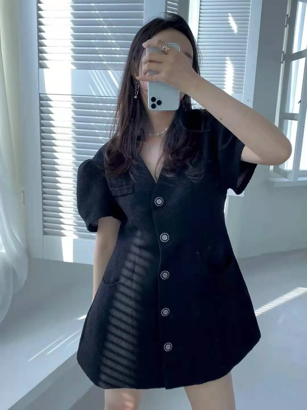 Fashionable Korean Style V-Neck Bubble Sleeve Jacket Women's Slimming Short Sleeve Thin Medium Length Top Black Waist-Cinching
Fashionable Korean Style V-Neck Bubble Sleeve Jacket Women's Slimming Short Sleeve Thin Medium Length Top Black Waist-Cinching