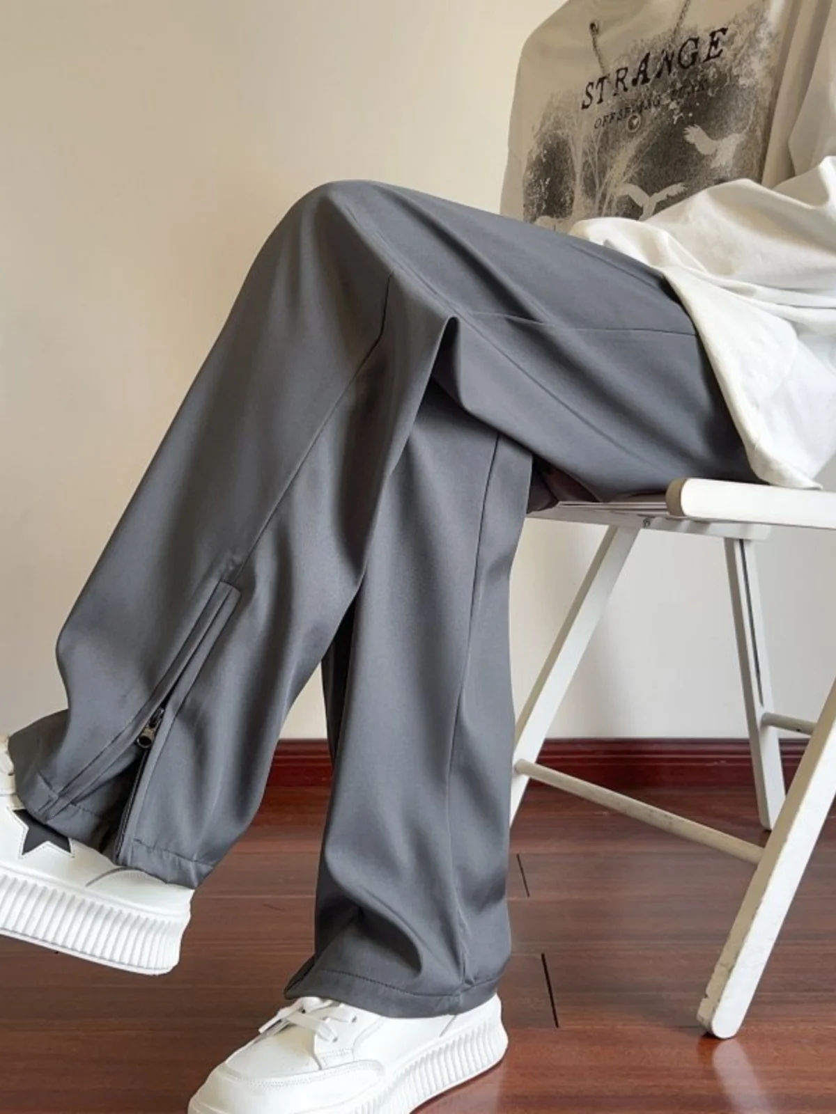 Мужские летние тонкие брюки из ледяного шелка на молнии, свободного кроя, прямые, повседневные, быстросохнущие, дышащие, модные, с низкой талией
Мужские летние тонкие брюки из ледяного шелка на молнии, свободного кроя, прямые, повседневные, быстросохнущие, дышащие, модные, с низкой талией