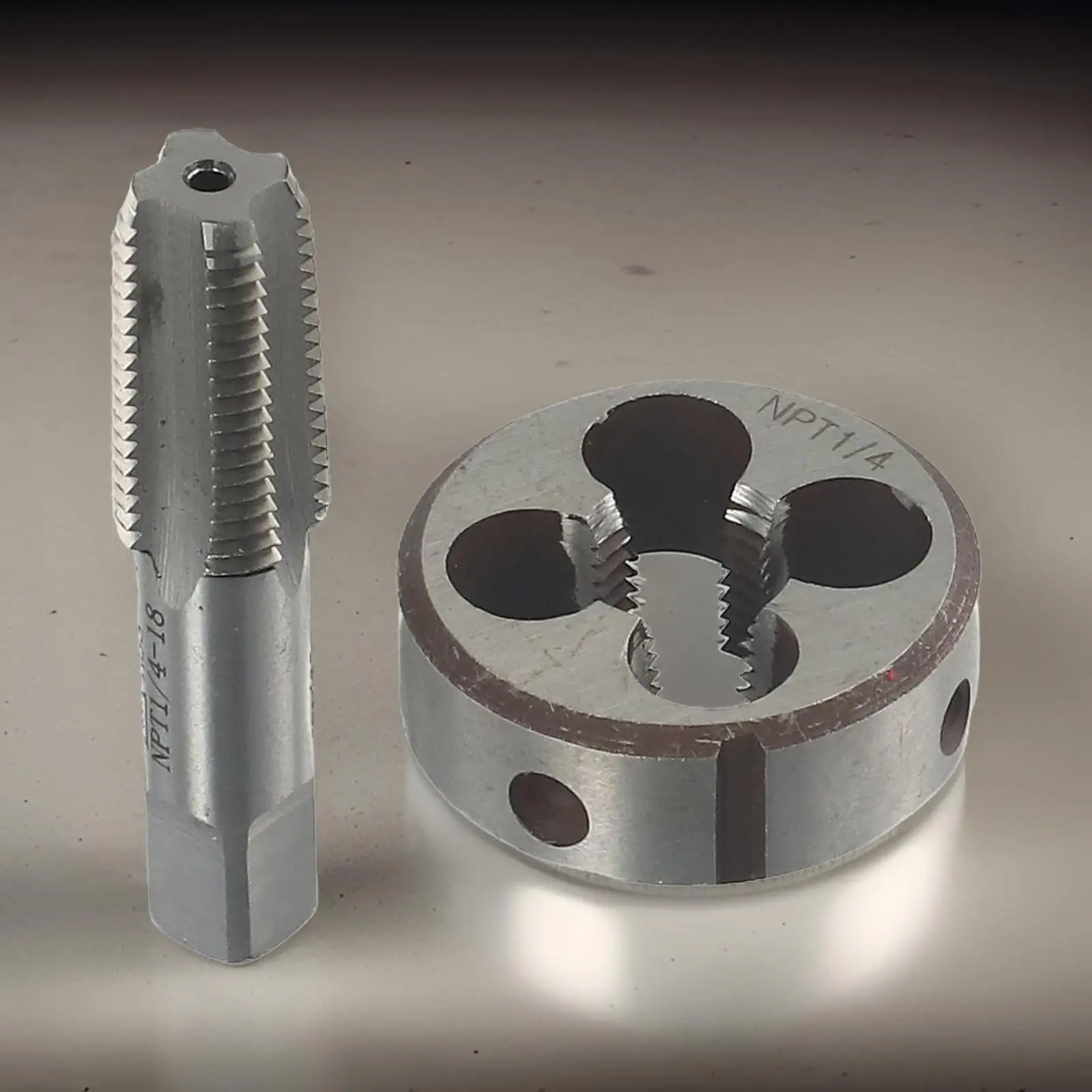 Die Tap Woodworking Tools Manufacturing Metalworking Metalworking Supplies Right Hand 1/4-18 2PCS High Quality
Die Tap Woodworking Tools Manufacturing Metalworking Metalworking Supplies Right Hand 1/4-18 2PCS High Quality