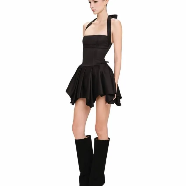 The new collar-neck lace design layered white and black dress is elegant.
The new collar-neck lace design layered white and black dress is elegant.