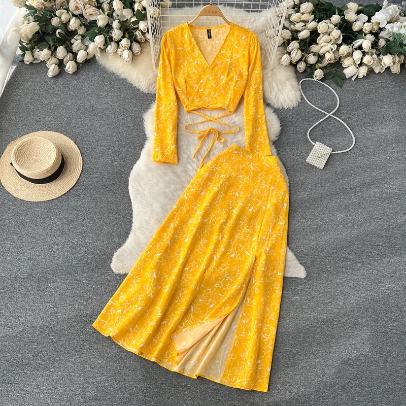 Spring Autumn Vacation Style Retro Floral Set Women's Long Sleeve French V-neck Top and Split Skirt Two Piece Set
Spring Autumn Vacation Style Retro Floral Set Women's Long Sleeve French V-neck Top and Split Skirt Two Piece Set
