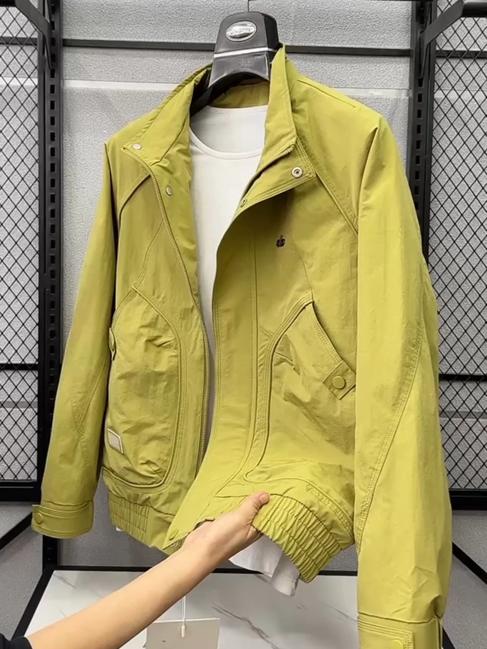 High Quality Casual Men's Jacket Stand Collar Spring Autumn Fashionable Lightweight Luxury Standard Fit Daily Wear Outerwear
High Quality Casual Men's Jacket Stand Collar Spring Autumn Fashionable Lightweight Luxury Standard Fit Daily Wear Outerwear