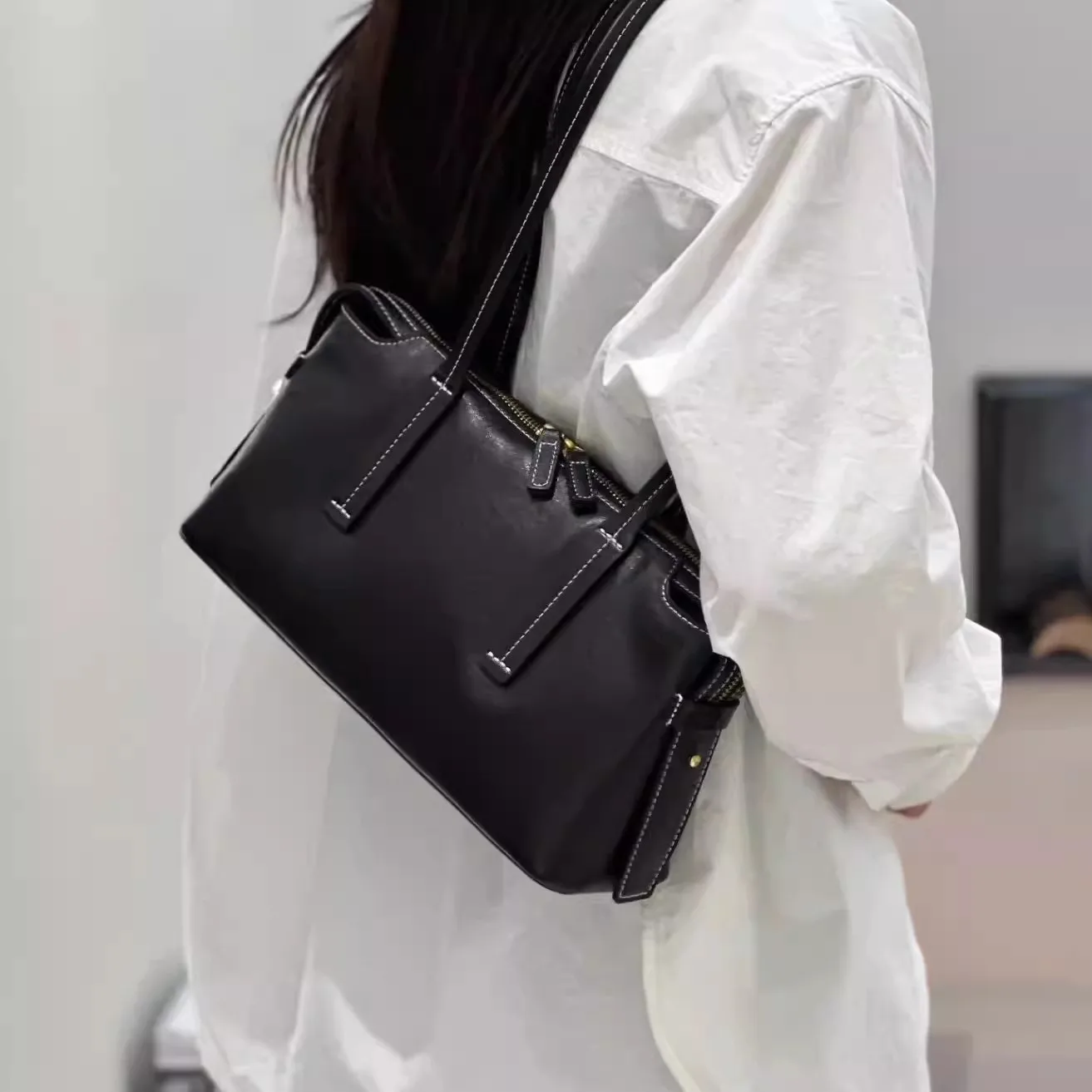 Genuine Leather Retro Baguette Bag, Korean Niche Design Shoulder Bag, Stitched with Large Capacity, Red Cowhide Underarm Bag
Genuine Leather Retro Baguette Bag, Korean Niche Design Shoulder Bag, Stitched with Large Capacity, Red Cowhide Underarm Bag