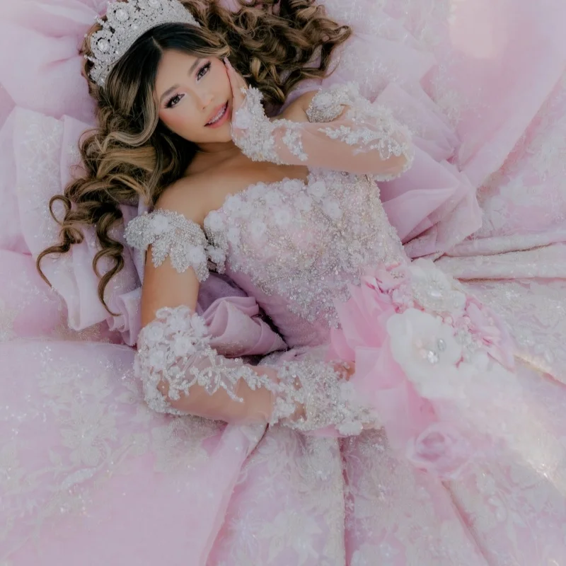 Light Pink Quinceanera Dress off-shoulder Glitter Crystal 3D Flower Decal Long tail Bow vestidos de 15 Quinceanera Customize
Light Pink Quinceanera Dress off-shoulder Glitter Crystal 3D Flower Decal Long tail Bow vestidos de 15 Quinceanera Customize