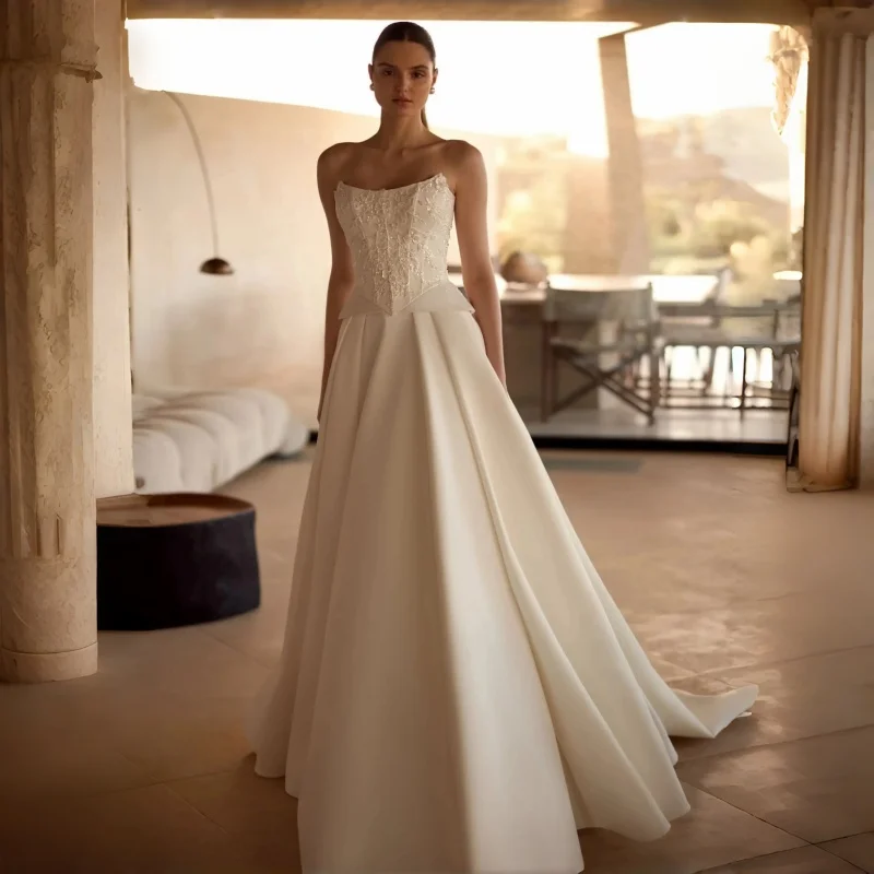 Structured Corset Satin Wedding Dress Beaded Lace Appliqués Strapless Neck A-Line Bridal Gown With Chapel Train Customizable
Structured Corset Satin Wedding Dress Beaded Lace Appliqués Strapless Neck A-Line Bridal Gown With Chapel Train Customizable
