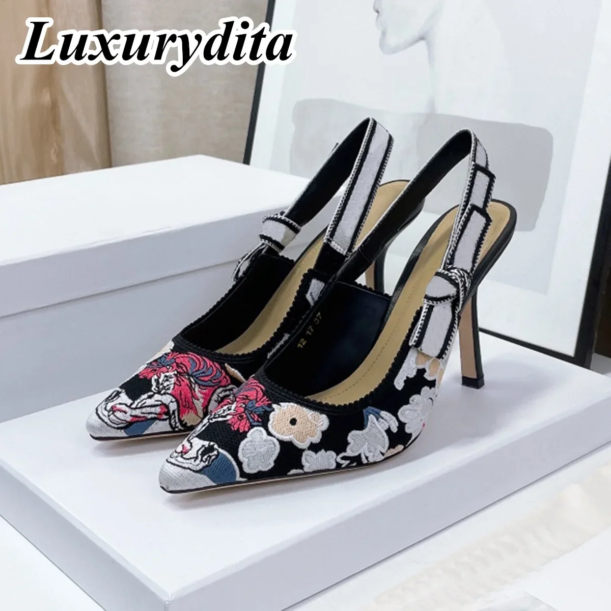 Top Quality Luxury Womens Sandal Casual Lace Flat Fashion Embroidered Muller Shoes Designer Silk Leather Soled High Heel
Top Quality Luxury Womens Sandal Casual Lace Flat Fashion Embroidered Muller Shoes Designer Silk Leather Soled High Heel
