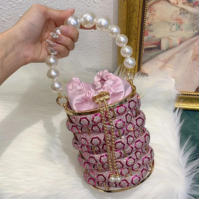 Luxury Rhinestone Metal Shoulder Bag Vegetable Basket Women's Bag Irregular Hollow Pearl Handbag Crossbody Bag
Luxury Rhinestone Metal Shoulder Bag Vegetable Basket Women's Bag Irregular Hollow Pearl Handbag Crossbody Bag