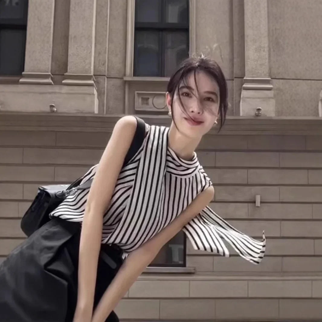 Pop French Simple Vertical Stripes Sleeveless Shirt Summer New Style Hanging Neck Vest Shirt Quality Polyester Fiber Women's Top
Pop French Simple Vertical Stripes Sleeveless Shirt Summer New Style Hanging Neck Vest Shirt Quality Polyester Fiber Women's Top
