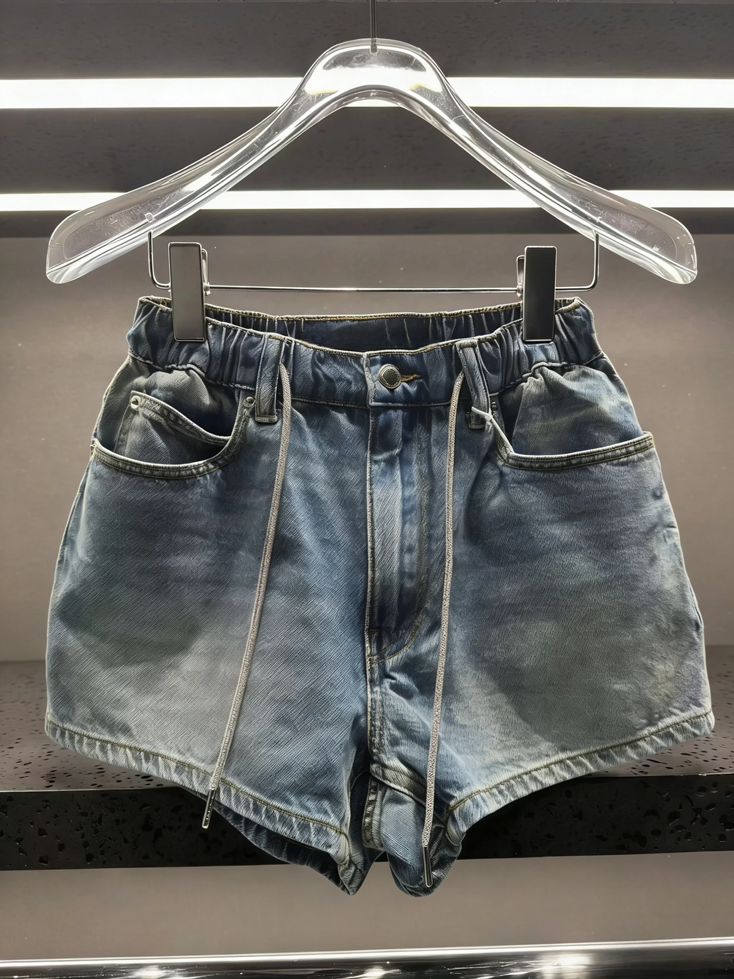 Summer New Women's Crystal Belted Denim Shorts Fashionable Sexy Blue Casual Straight Leg Jeans mid Waist Corduroy Shorts
Summer New Women's Crystal Belted Denim Shorts Fashionable Sexy Blue Casual Straight Leg Jeans mid Waist Corduroy Shorts