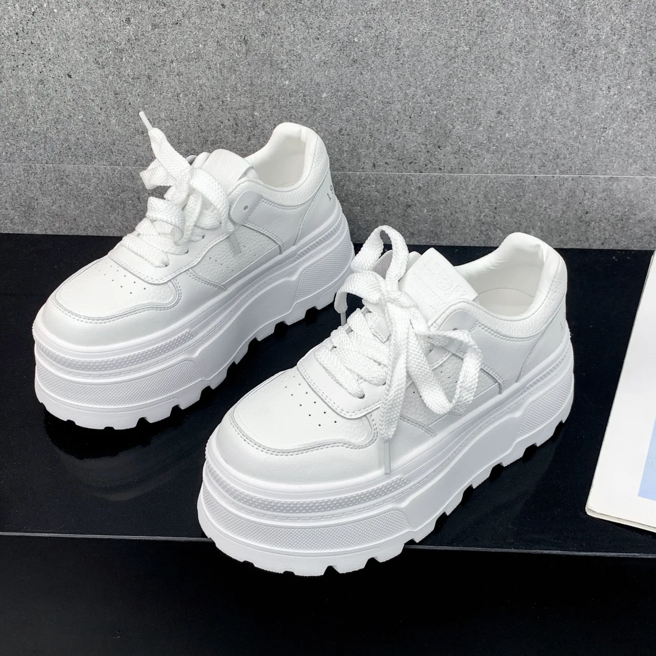 Новые женские кроссовки на толстой подошве с увеличением роста на 8 см, весна 2026, универсальные белые повседневные спортивные туфли
Новые женские кроссовки на толстой подошве с увеличением роста на 8 см, весна 2026, универсальные белые повседневные спортивные туфли