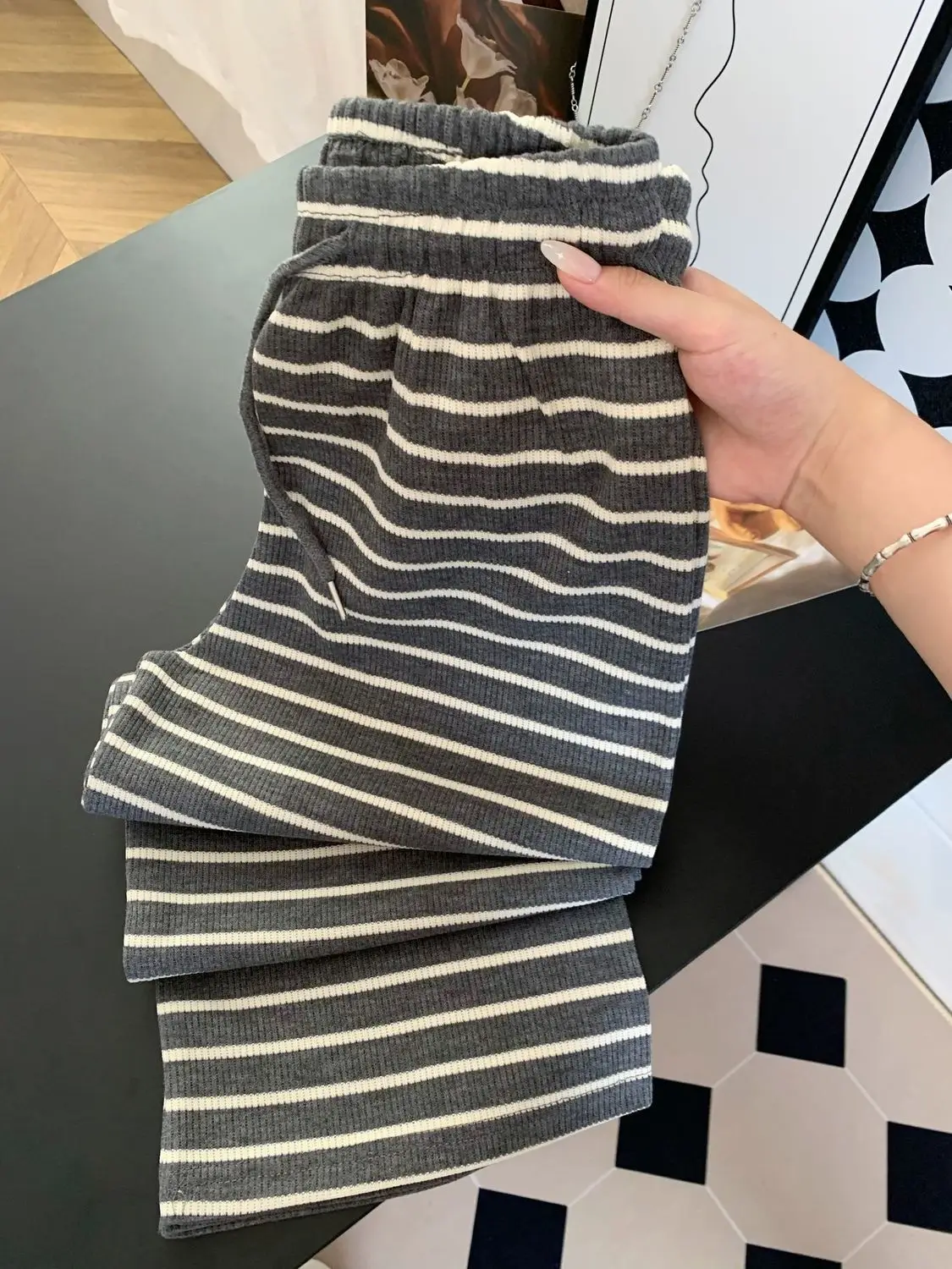 Широкие брюки для спортзала, женские летние струящиеся пляжные брюки из спандекса с разрезом Fairycore для девочек, легкие, универсальные, регулируемые, мягкие, с вырезами
Широкие брюки для спортзала, женские летние струящиеся пляжные брюки из спандекса с разрезом Fairycore для девочек, легкие, универсальные, регулируемые, мягкие, с вырезами